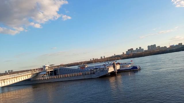 ПОГУЛЯЕМ ПО НАБЕРЕЖНОЙ А ТАМ ТЮЛЬПАНЫ, КРАСОТА НЕОПИСУЕМАЯ