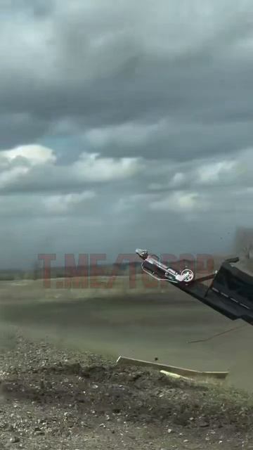 Ураганный ветер перевернул грузовик в Самарской области