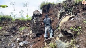 Строительство, шахтёры сбрасывают камни со стен карьера