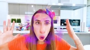 Влад и Никита веселятся и играют с волшебными масками