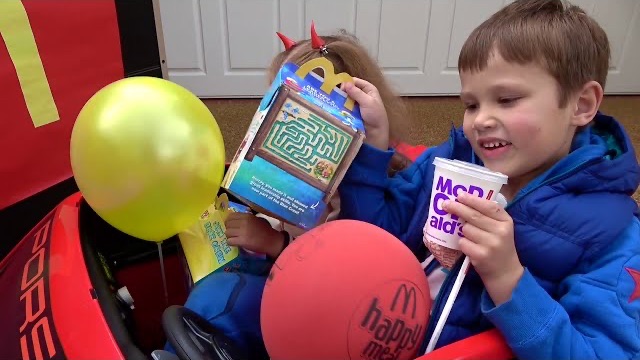 Катя и Макс играют в кафе 🍽️