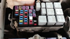 Где находится реле и предохранитель бензонасоса Шивроле Лачети