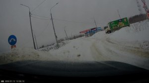 Сугроб и фура на обочине