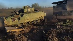 Покровское направление.
Бойцы полка «Спарта» утягивают БРЭМом в тыл вражескую БМП М2А2 Брэдли !!!