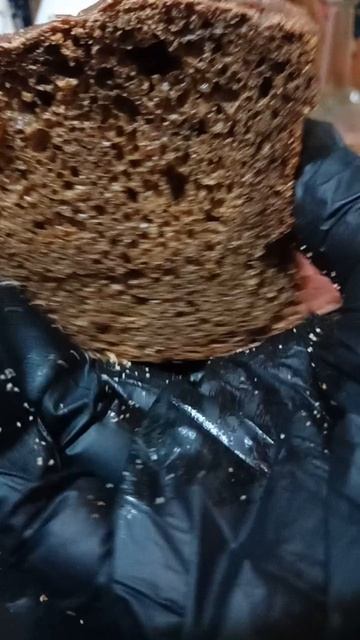 Мой ржаной бездрожжевой, домашней выпечки хлебушек - готов.
Закваску  ржаную вырастила сама.
Вкусно!