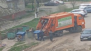 Мусоровоз камаз грузит пластик