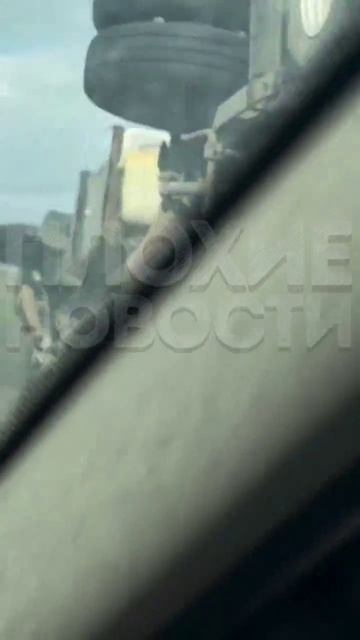 Ураганный ветер снёс и перевернул грузовик с прицепом на трассе М5 под Самарой

В районе села Утёвка