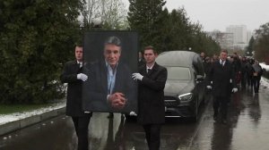 На Троекуровском кладбище в Москве простились с Алексеем Пимановым.