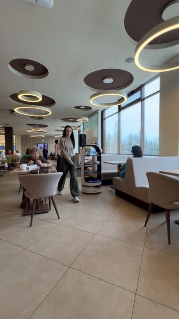 В ресторане «АМАКС» 🍽️ 27 апреля 2026 года появился робот 🤖, который помогает убирать посуду 🍰.