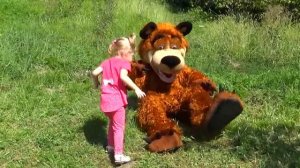 Настя и Мишка в погоне за бабочками жучками и насекомыми [get.gt]