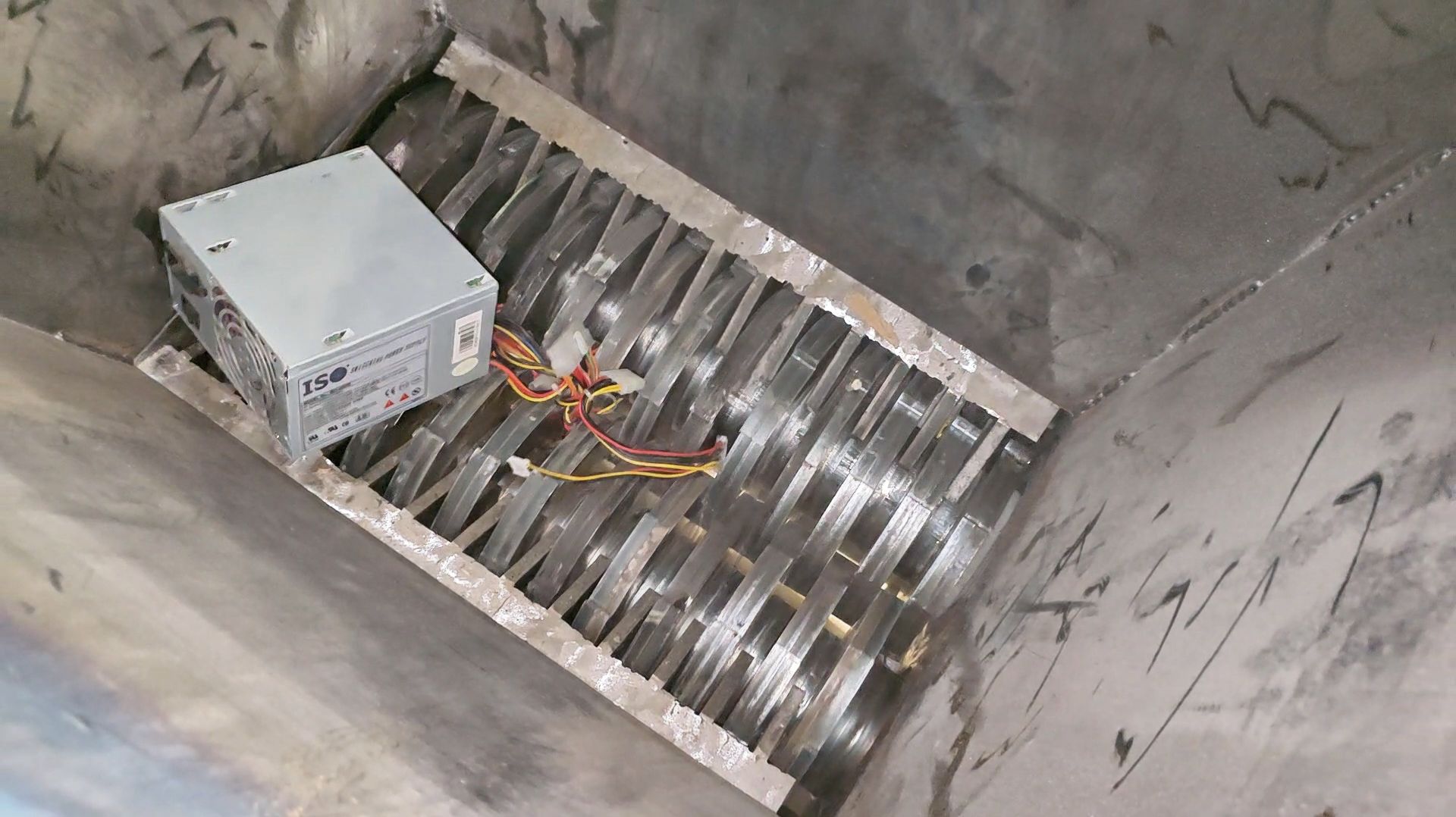 🔧 Измельчение электроники: тестируем шредер ИШМ‑220‑500 на платах, радиаторах, БП и жёстких дисках