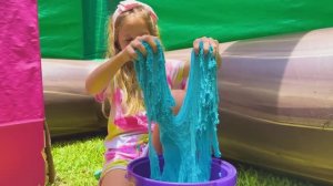 Настя и папа проводят выходной и веселятся вместе