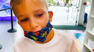 Влад и Никита играют в музее иллюзий вместе с мамой