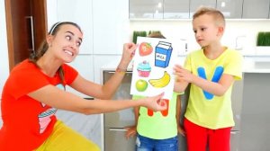 Влад и Никита играют в мобильные игры для детей