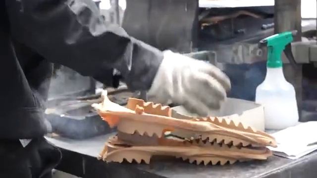 Японская фабрика по изготовлению резиновых спог