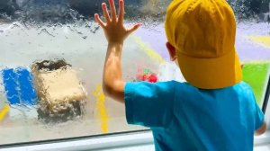 Крис и Майкл учатся заботиться о животных