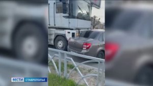 Массовое ДТП на улице Доваторцев: три легковушки и грузовик столкнулись