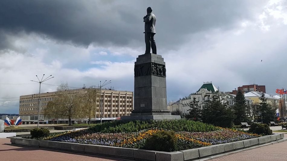 20260428 На площади Ленина Клумба цветы Холодная погода Монтаж сцены к майским праздникам город Орёл