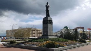 20260428 На площади Ленина Клумба цветы Холодная погода Монтаж сцены к майским праздникам город Орёл