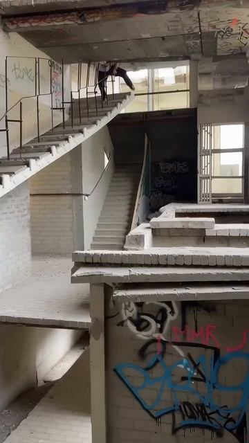 ОТЛИЧНАЯ ПОГОДА трюки выполнены профессионально профессионалами нейросетей видео создано нейросетью❗