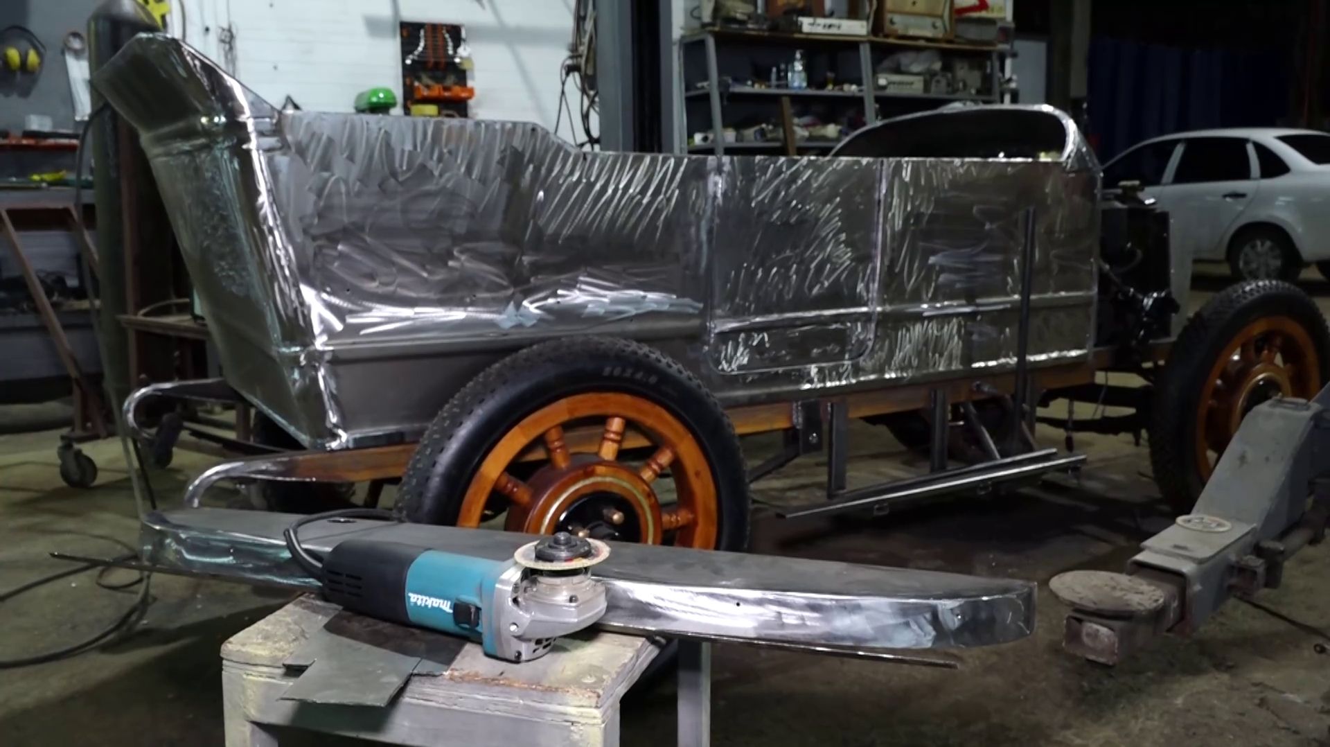 АВТОМОБИЛЬ ВРЕМЕН РОССИЙСКОЙ ИМПЕРИИ ВОССТАНАЛИВАЮТ В КРАСНОЯРСКЕ