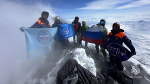 На Камчатке спасатели МЧС России развернули ведомственный флаг на вершине Ключевского вулкана