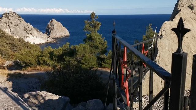 п. Симеиз, горная дорога и вид на море и на обсерваторию. Крым, Россия.