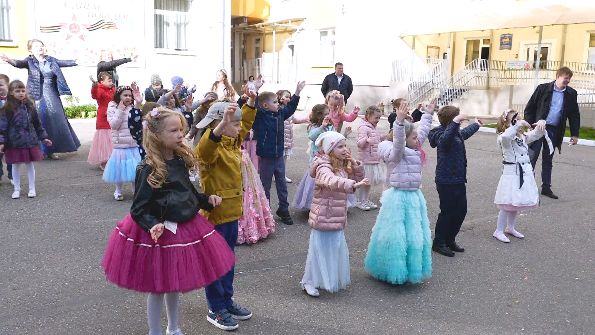 Танцевальный батлдевочек и мальчиков на выпускном в детском саду - Зажигают все!