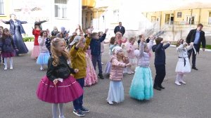 Танцевальный батлдевочек и мальчиков на выпускном в детском саду - Зажигают все!