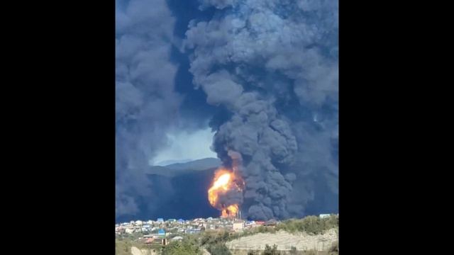 В Туапсе эвакуируют людей, небо над городом затянуто черным дымом