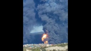 В Туапсе эвакуируют людей, небо над городом затянуто черным дымом