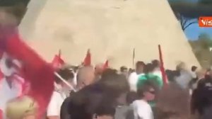 «Убирайтесь, нацисты!»

Итальянцы прогнали украинцев, которые пытались примкнуть к митингу в честь о