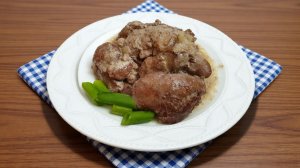 Куриная печень с луком в сметане на сковороде