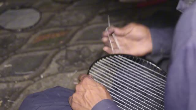 Удивительный процесс изготовления ракеток для бадминтона.