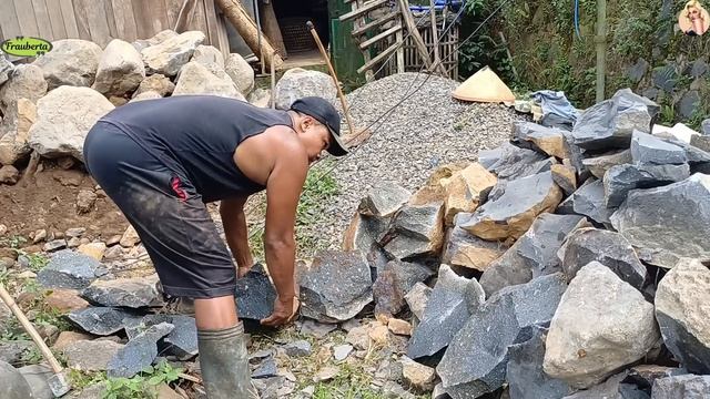 Строительство, самый сильный шахтёр разбивает камни в ручную