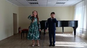 Дуэт Джиоева Алиса и Чекменев Дамир. Музыка и слова Ю. Привалова «9 мая»