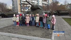 В сквере Жукова красят боевые машины