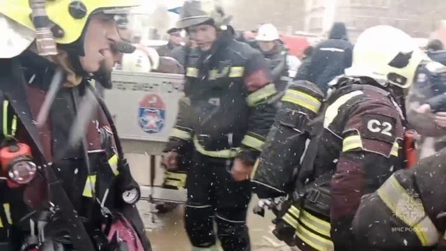 6 человек пострадали, 1 погиб и 21 спасен при пожаре на севере Москвы