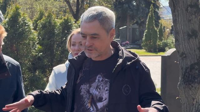 ШОК ! ЭКСТРАСЕНС ОБЩАЕТСЯ С ДУХОМ ВЛАДИМИРА ЖИРИНОВСКОГО ПРЯМ НА ЕГО МОГИЛЕ ... НОВОДЕВИЧЬЕ КЛАДБИЩЕ