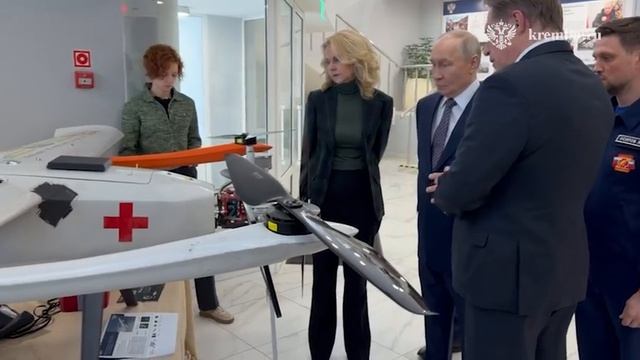 Владимир Путин осмотрел выставку медицинской техники для нужд скорой помощи, Москва, 28 апреля 2026