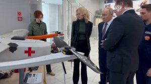 Владимир Путин осмотрел выставку медицинской техники для нужд скорой помощи, Москва, 28 апреля 2026