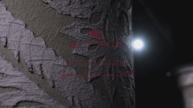 Показ женской коллекции Etro весна-лето 2024