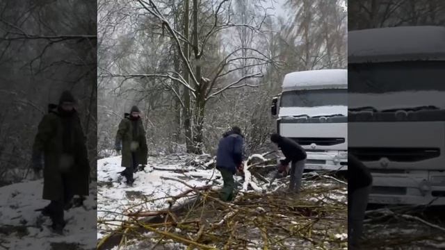 Город противостоит стихии: коммунальные службы работают в усиленном режиме
