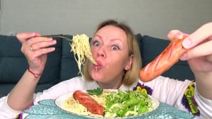Мукбанг от королевы Сосисок Макароны спагетти с жареными сосисками, салат овощной зеленый. Еда.
