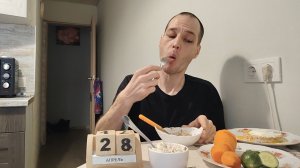 Мукбанг: свежий огурец, морковь, сладкий творог собственного приготовления, бутерброд, гречка, печен