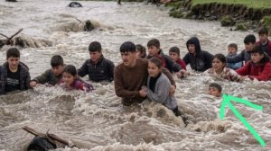 Мужчина строит мост через речку, чтобы дети безопасно ходили в школу.