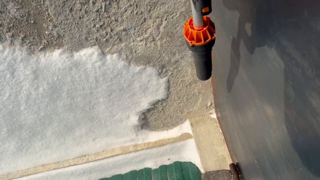 Убираем снег ветродуйкой