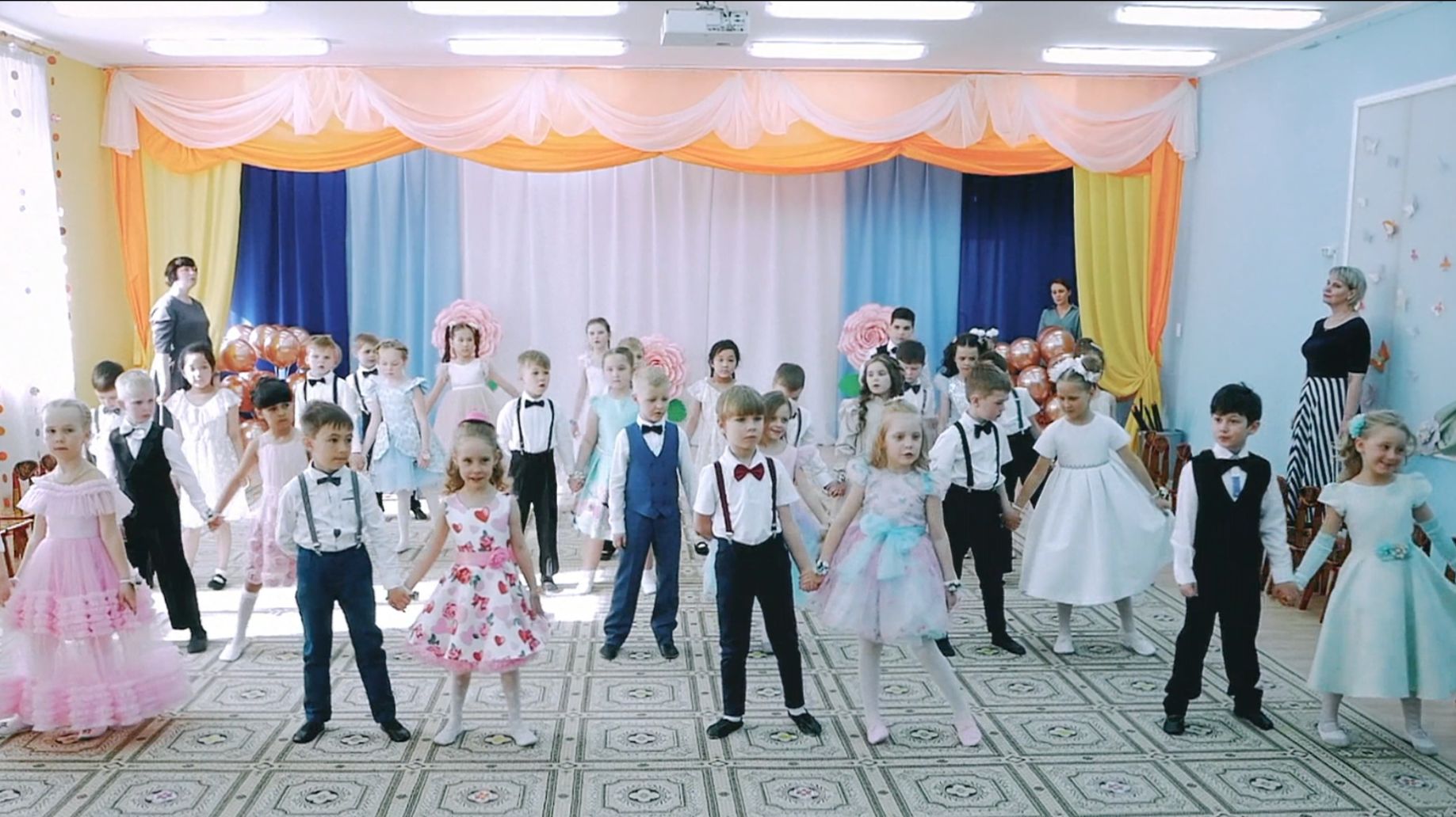 Эти красавчики выпускники удивили и порадовали своих родителей от души, хлопайте им - аплодисменты