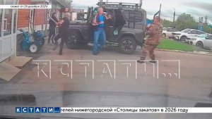 Из-за квартиры дядя наехал на мужа племянницы на машине, пытался зарубить, а тот отстреливался