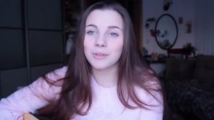 Красивая девушка красиво поет под гитару